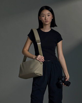 Urth Dolomite 8L Camera Sling<br>ドロマイト クロスボディ カメラ スリングバッグ 8L