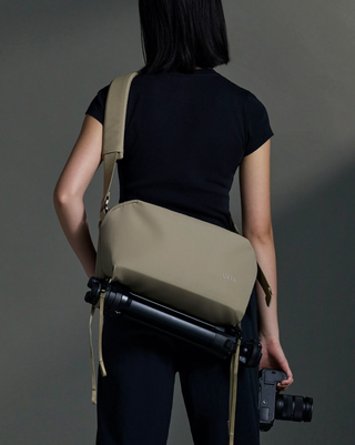 Urth Dolomite 8L Camera Sling<br>ドロマイト クロスボディ カメラ スリングバッグ 8L